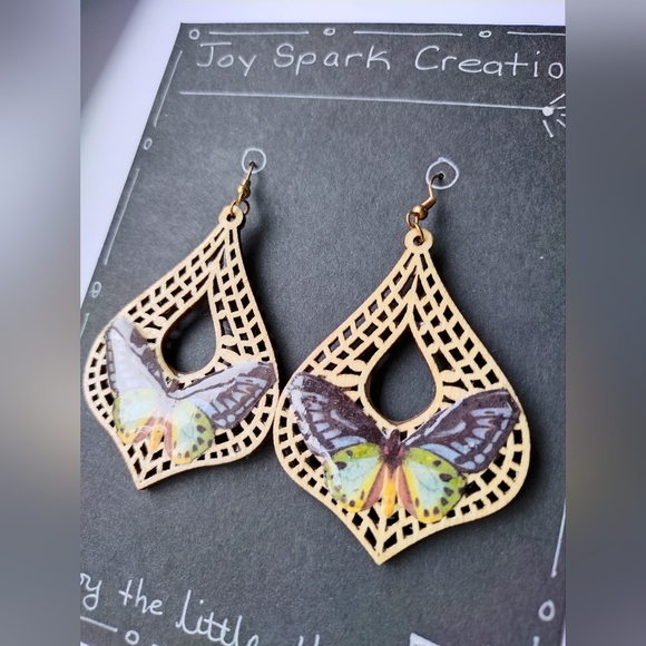 Boho butterfly earrings wooden - Picture 2 of 3